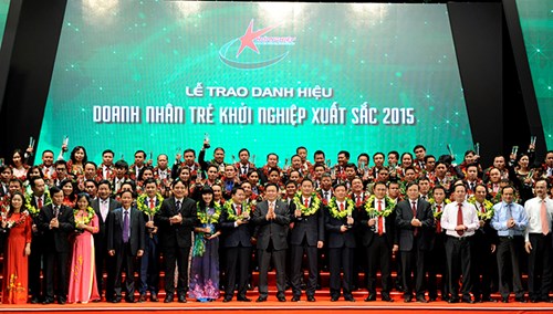 Lễ vinh danh 100 doanh nhân trẻ khởi nghiệp xuất sắc 2015 - Ảnh: Minh Châu